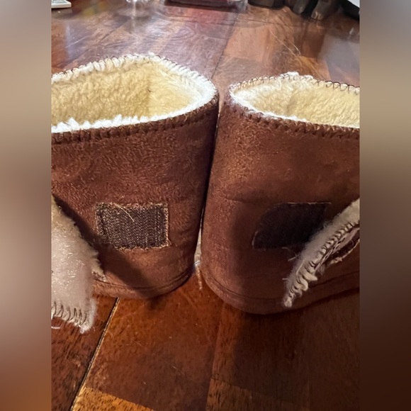 UGG Erin slipper booties, boy or girl, size 4 (6-12 months) - Picture 3 of 9